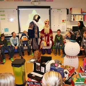 Sint op bezoek in de klas